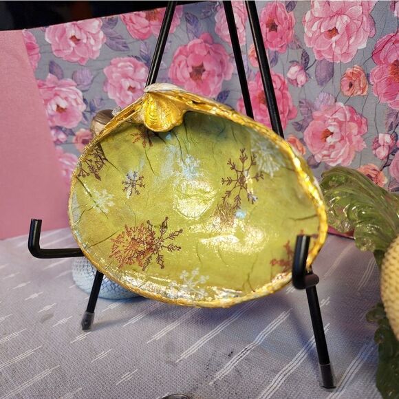 DECOUPAGE CLAM SHELL DECOUPAGE SNOWFLAKES ON A CLAM SHELL TRINKET DISH - Picture 3 of 10